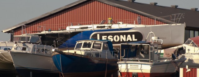 Äntligen fick vi tvåla dit dom Trikåklädda, Handpudrade och Amoniaksniffande drygisarna i J80′n…. Ena dagen ska dom styra baklänges och nästa dag ska dom lägga båten i Grötvik för Falkenbergsbåtarna...